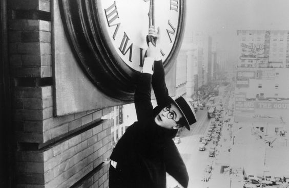 Filmstill Harold Lloyd hängt an Uhr an einem Wolkenkratzer