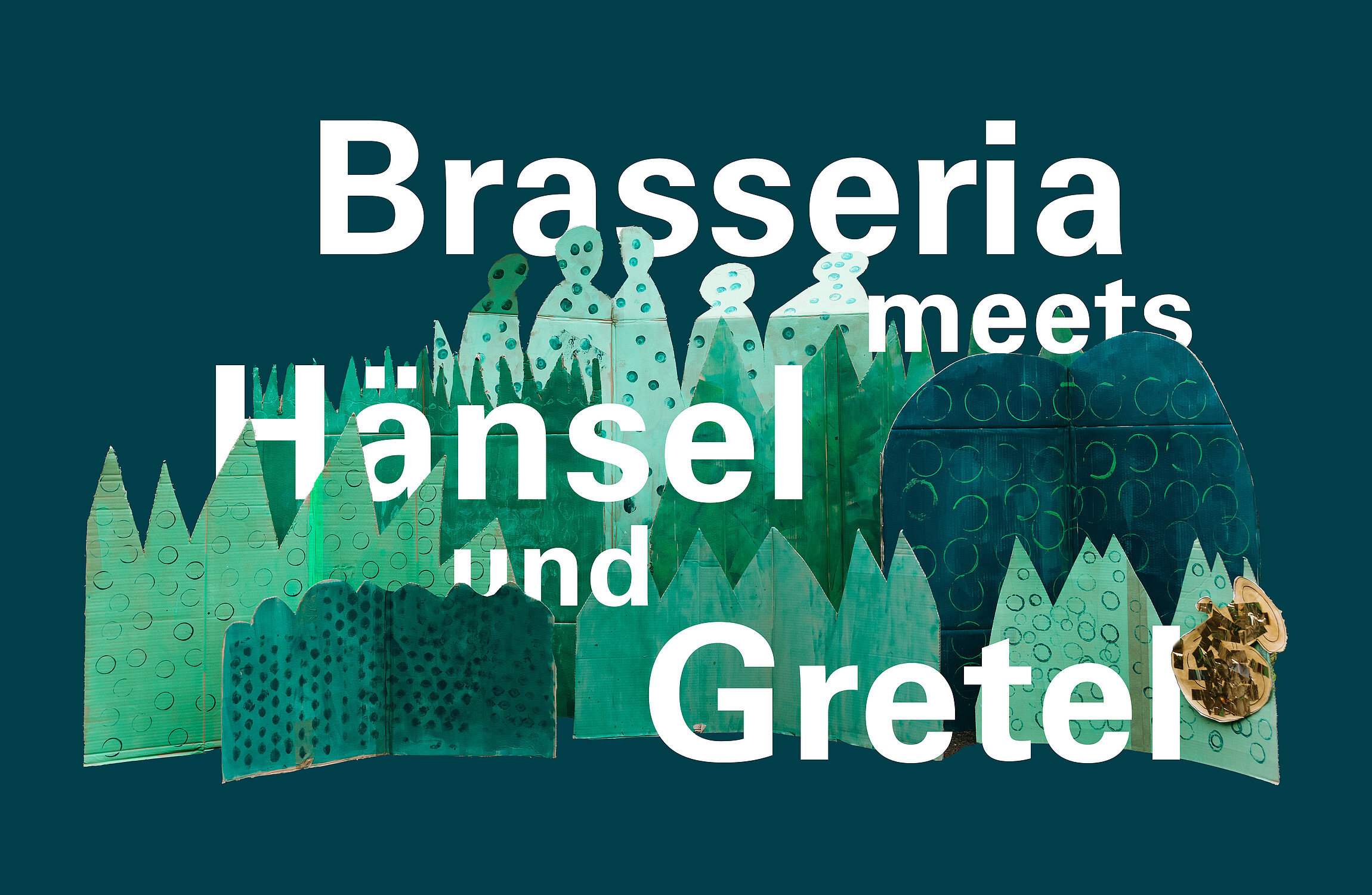 Fotocollage eines gemalten Wald-Bühnenbildes auf Pappelementen mit deutschem Text "Brasseria meets Hänsel und Gretel" auf dunkelgrünem Grund.