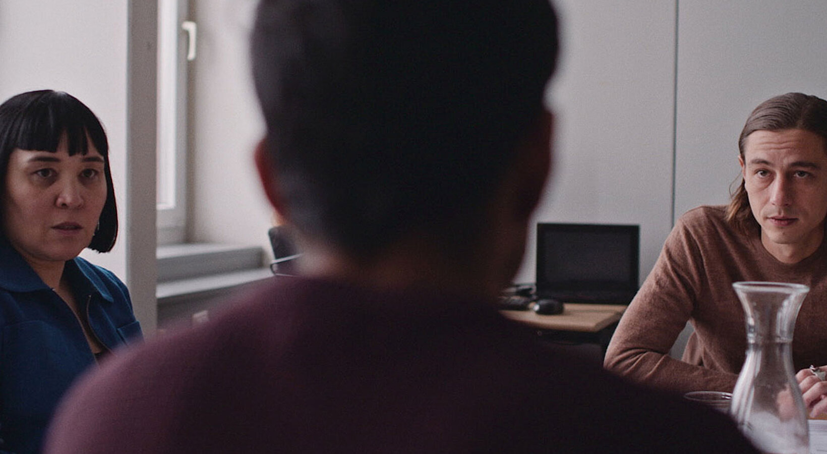 Filmstill der Interviewsituation zwischen Beat:innnen und geflüchteter Person