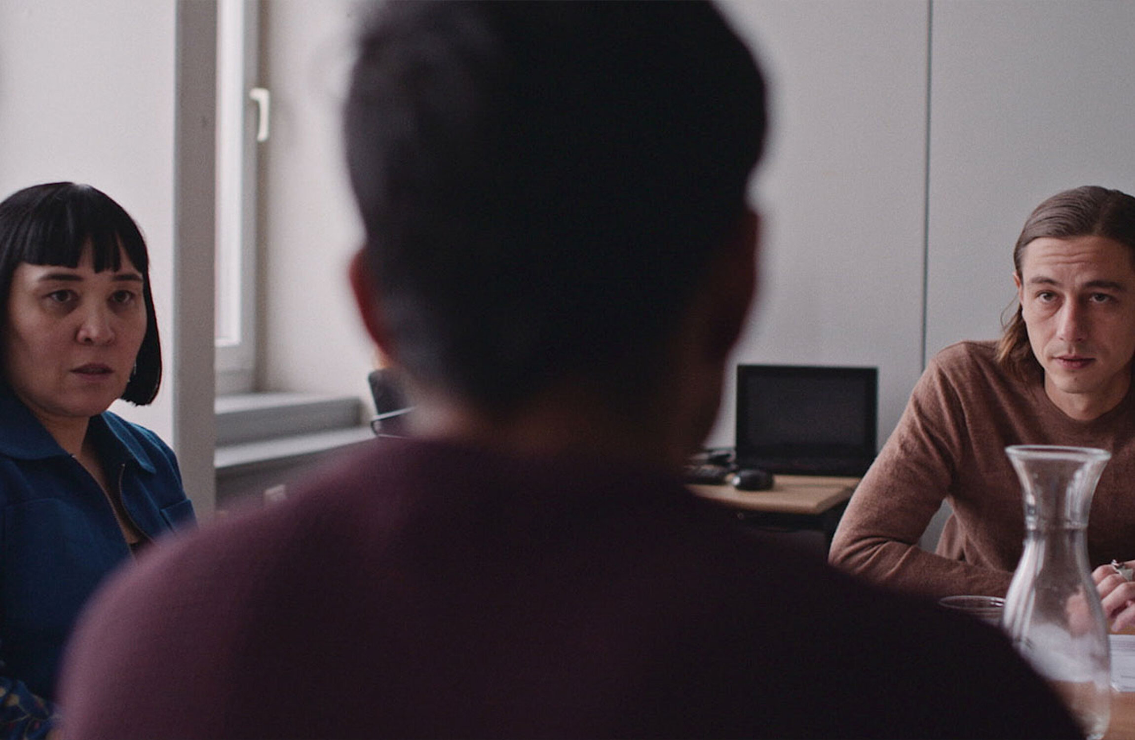 Filmstill der Interviewsituation zwischen Beat:innnen und geflüchteter Person