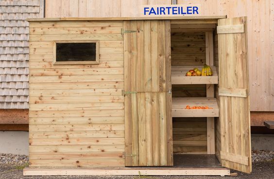 foodsharing-Fairteiler-Schrank mit offener Tür 