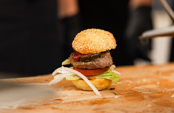 ein Burger auf dem Tisch Foto © Lucia Hofmaier
