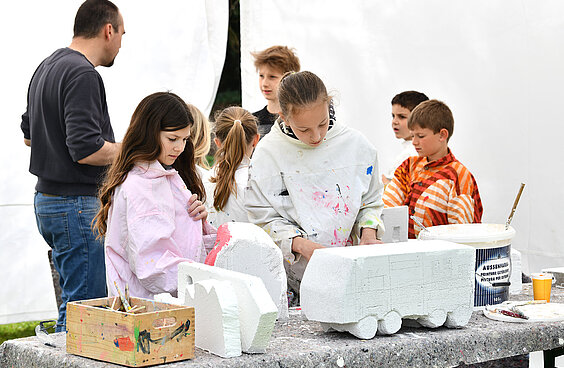 Kinder bei der Bildhauerei_Foto_Juri Junkov