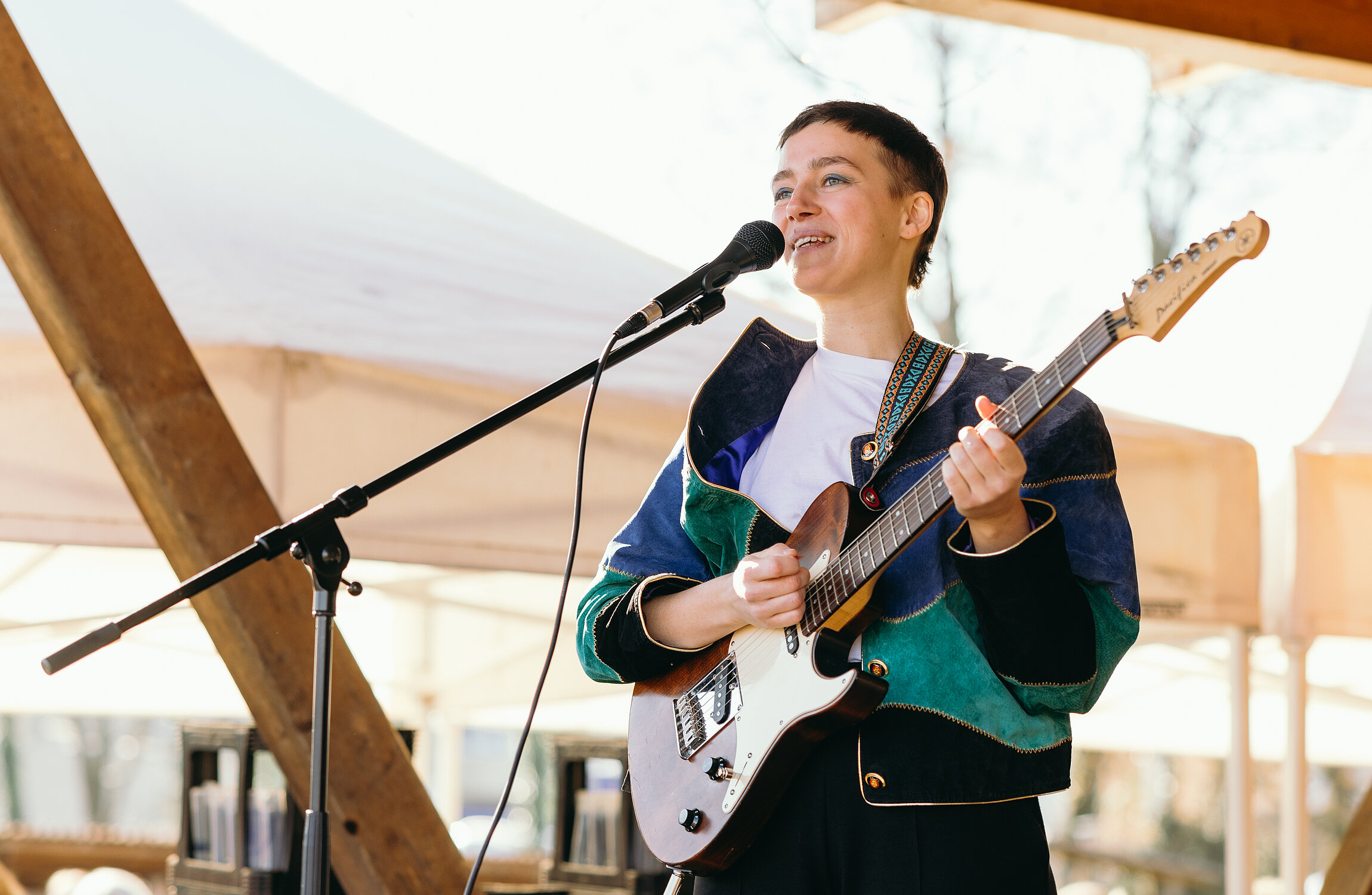 Leadsinger Luca Hann von Naive Ultra mit Gitarre am Mikrofon auf der Bühne des Plankiosk von FABRIC in Lörrach.
