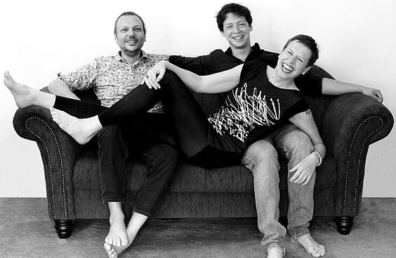 Hildegard Brinkel Trio auf einer Couch