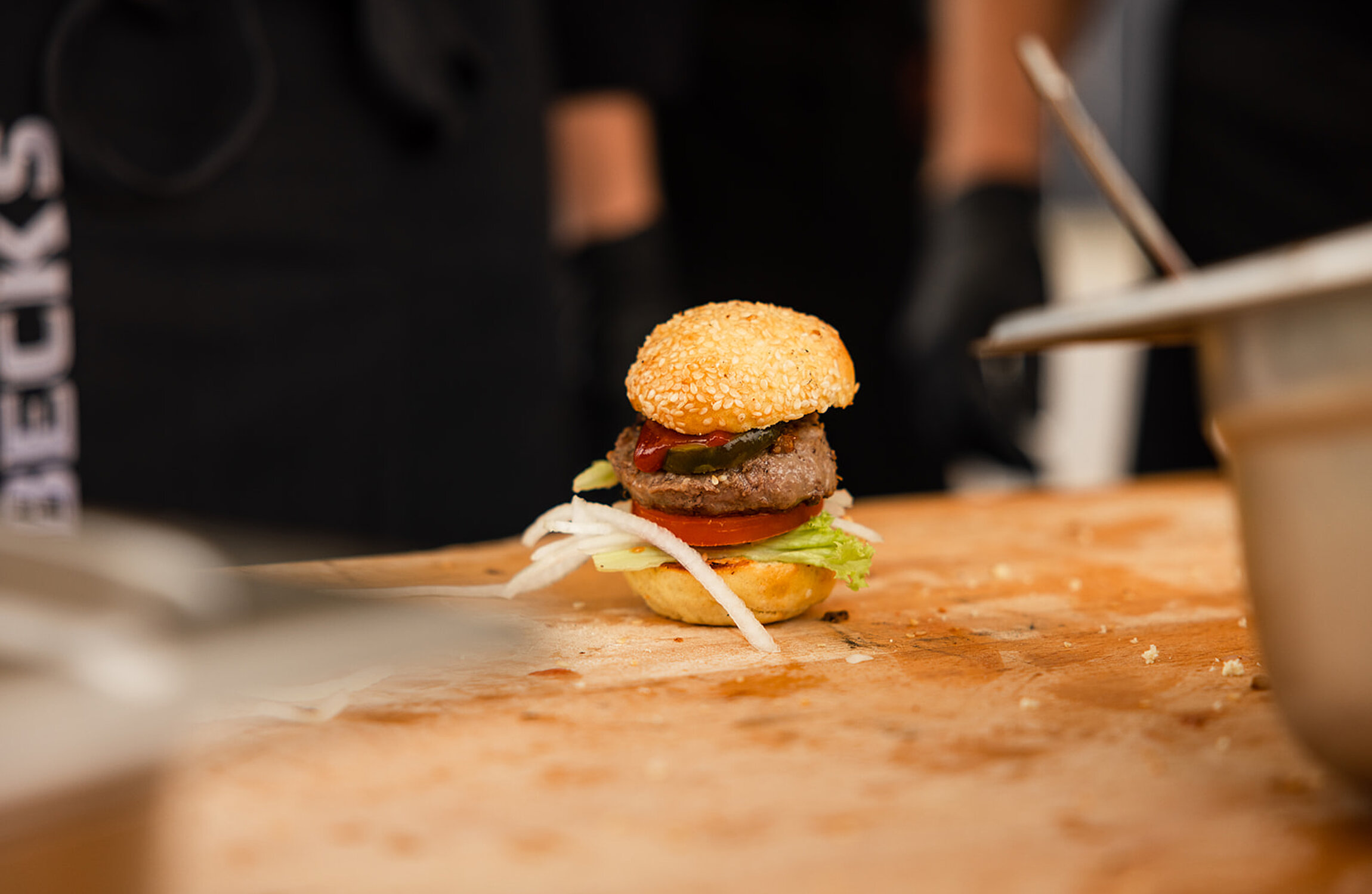 Ein kleiner Burger auf einem Tisch
